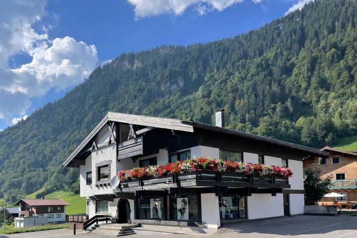 Ferienwohnung für 3 Personen, mit Balkon und Ausblick in Klösterle am Arlberg