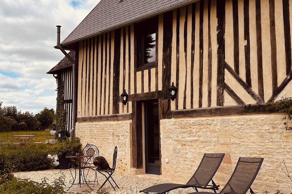Romantic gîte for two in a green setting in Mittois, Lisieux und Umgebung