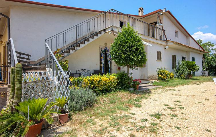 Appartamento intero, Appartamento soleggiato con piscina e parcheggio - WiFi incluso in Sacrofano, Provincia di Roma