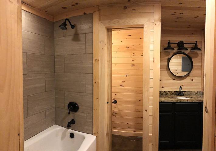 Vacation rental for 8 people, with hot tub and balcony in Lake Keowee