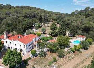 Gîte pour 17 personnes, avec terrasse ainsi que piscine et jardin, animaux acceptés à Argentona