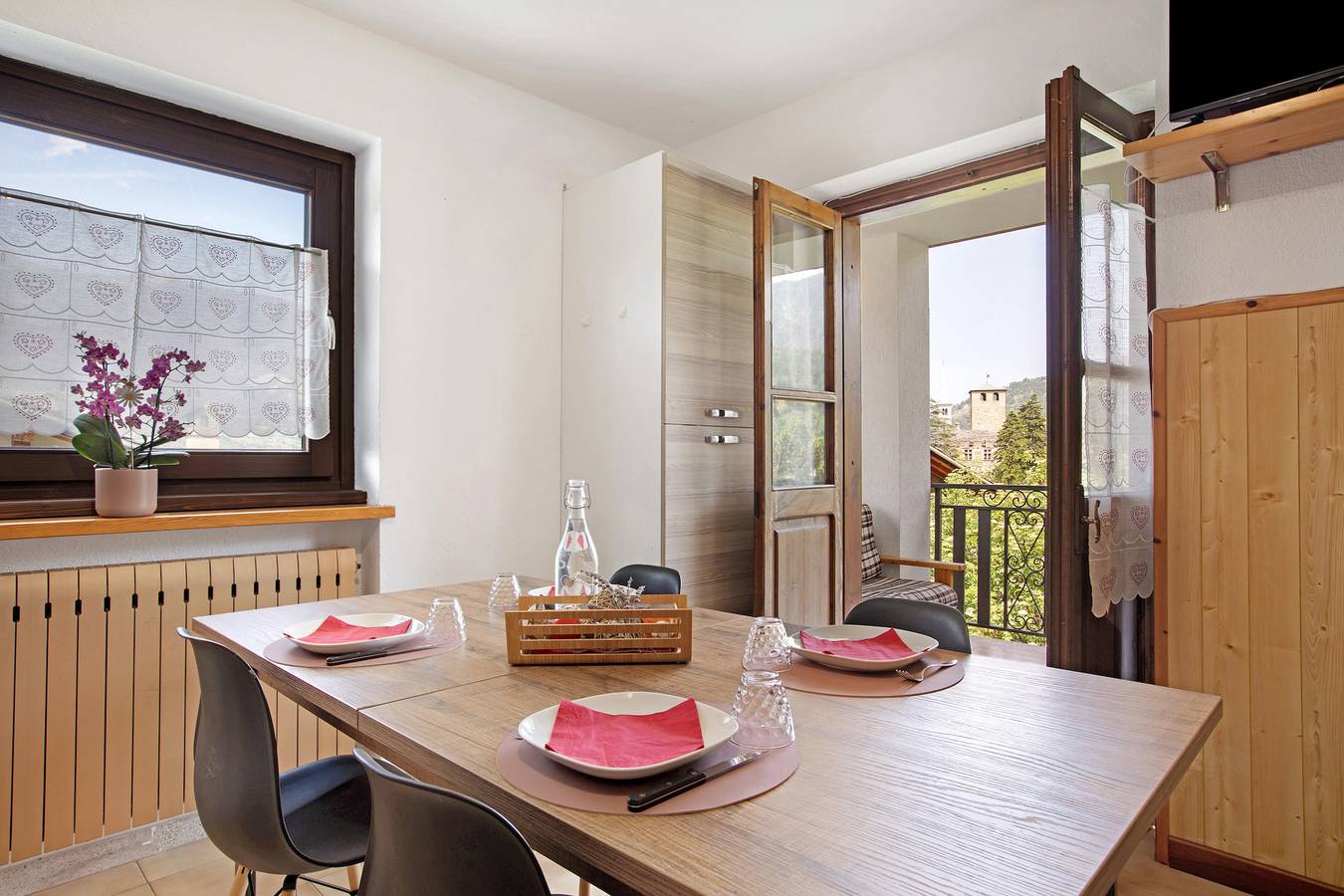 Casa vacanze 'Le Cré Appartamento 3' con vista sulle montagne, giardino in comune e Wi-Fi in Plan d'Introd, Introd