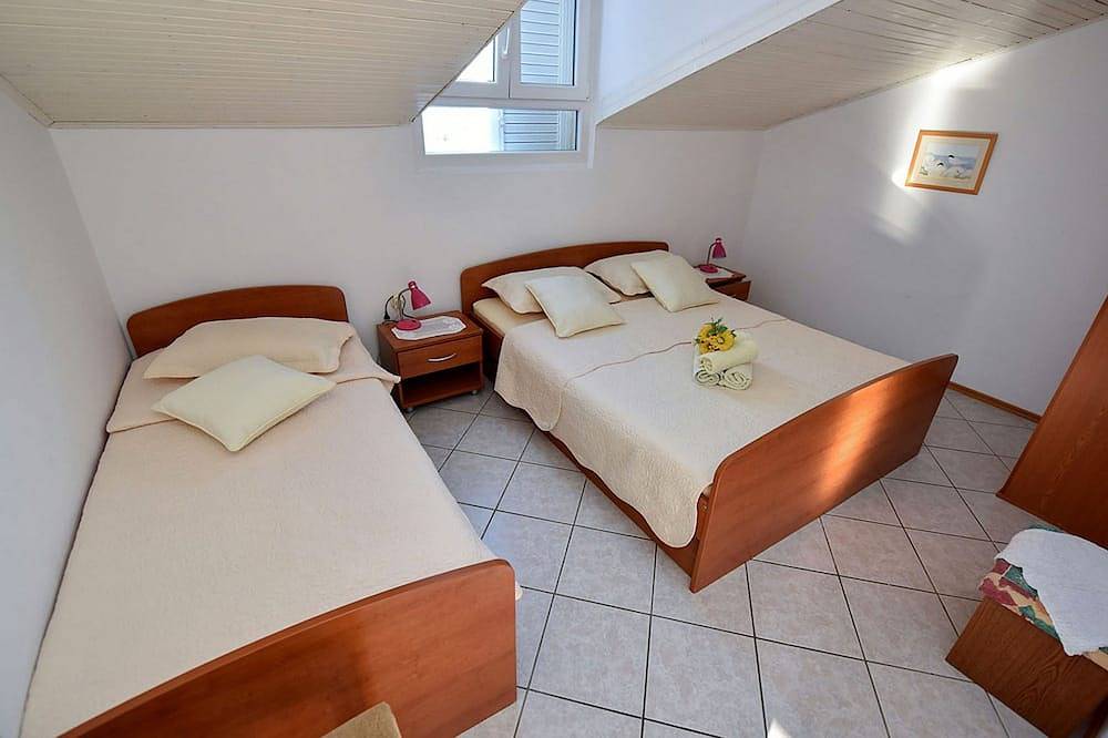 Entire apartment, Two bedroom apartment with balcony and sea view Mandre, Pag (A-23187-f) in Mandre, Pag Island