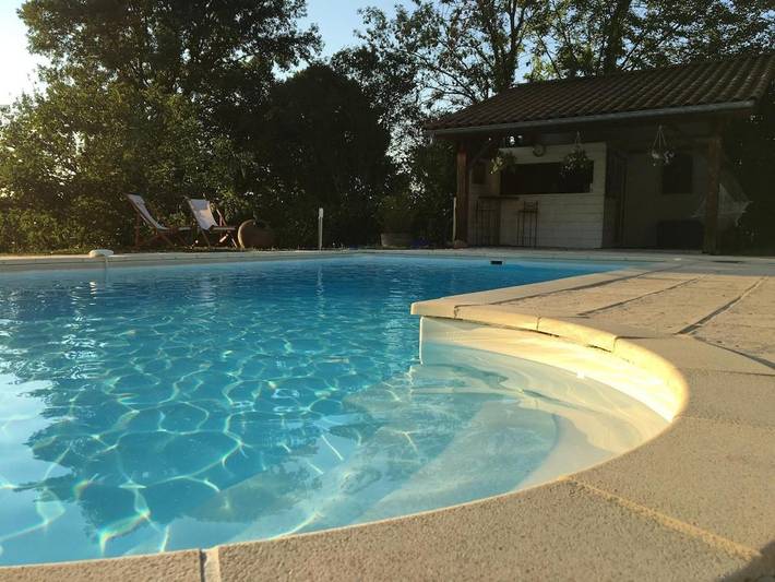 Location de vacances pour 6 personnes, avec vue ainsi que piscine et jardin à Oytier-Saint-Oblas