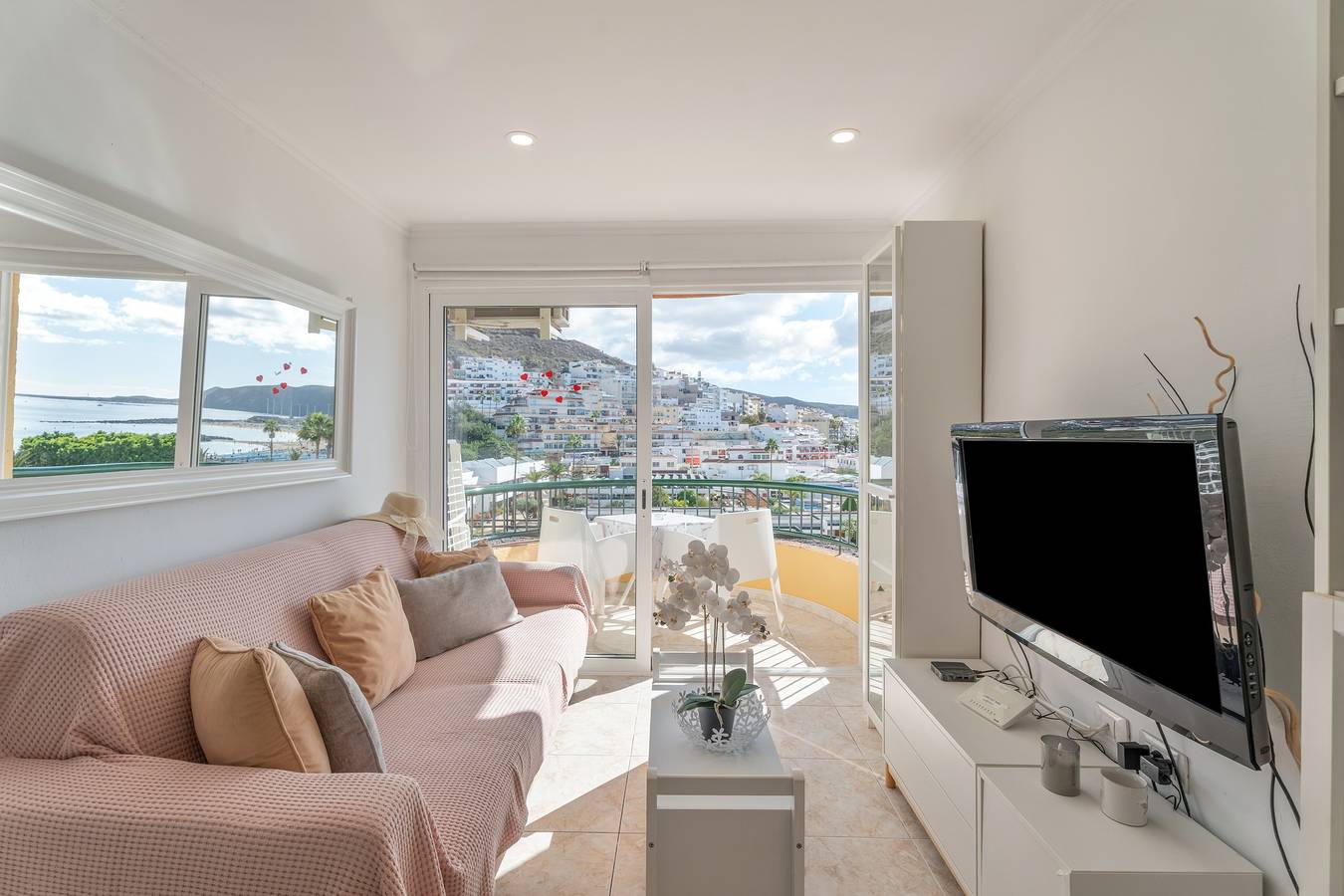 Entire apartment, Holiday Apartment 'Sunshine Sea' with Sea View, Wi-Fi and Air Conditioning in Playa de las Américas, Arona