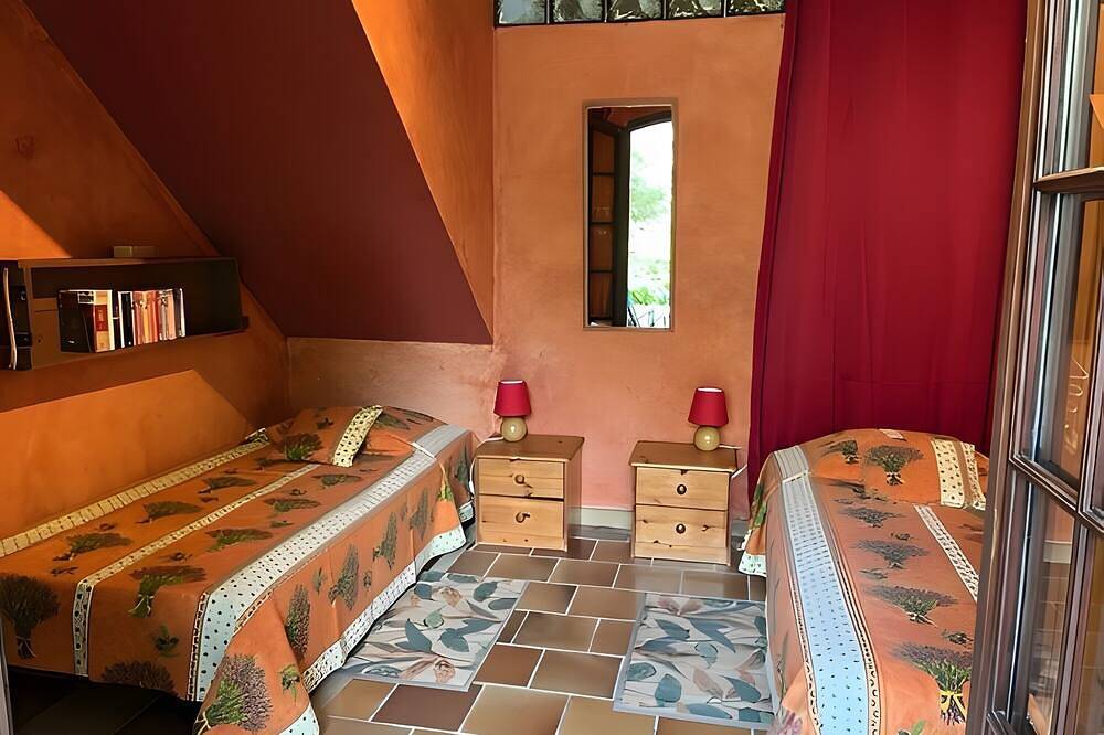 Holiday Home 'Domaine De Saint-amour - La Cascade' with Lake View, Shared Pool and Wi-Fi in Trans-en-Provence, Draguignan region