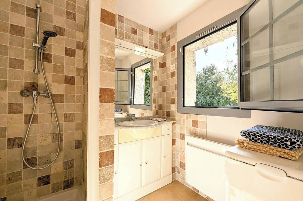 3-bedroom house, absolute calm, swimming pool, tennis court, parking, calanques in Roquefort-la-Bédoule, Marseille region