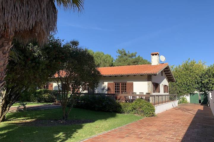 Ferienhaus für 9 Personen, mit Garten und Terrasse sowie Whirlpool und Pool