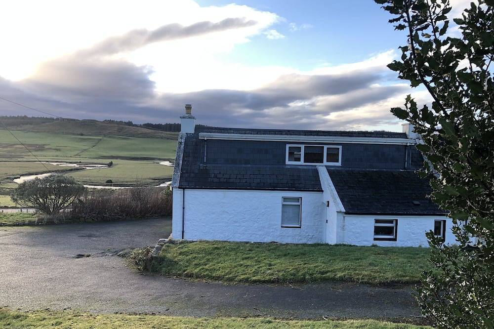 Traditionelles Croft Cottage mit Blick auf den Snizort River - Portree, Isle of Skye in Highlands