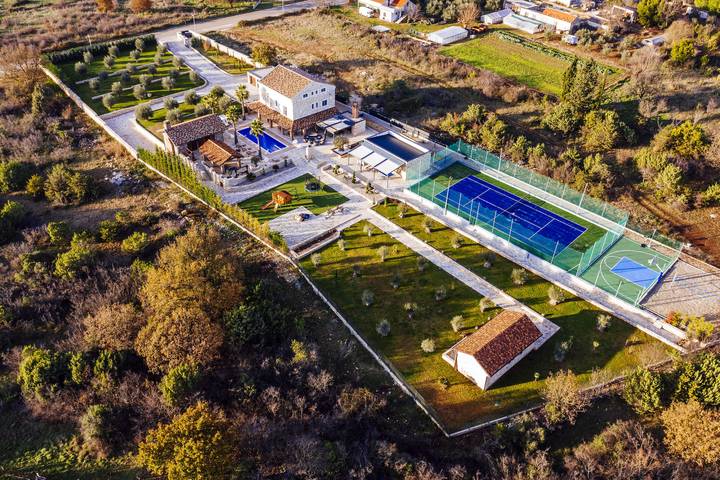 Villa pour 16 personnes, avec jardin ainsi que jacuzzi et sauna, adapté aux familles à Nin - 2