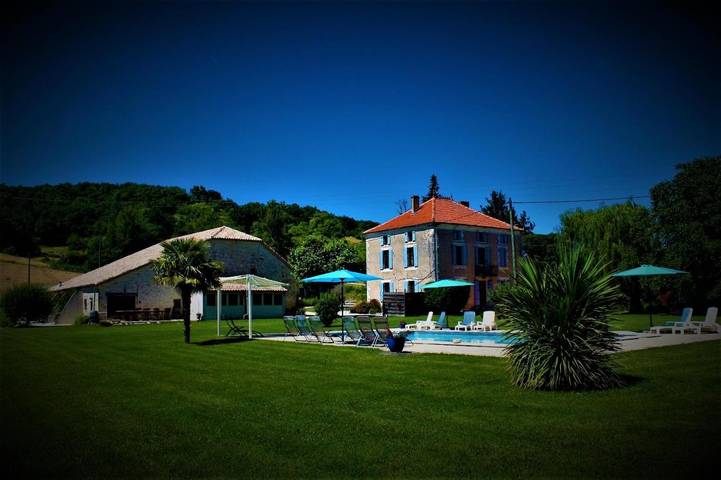 Location de vacances pour 23 personnes, avec Terrasse et Jardin ainsi que Piscine et Vue à Roquecor