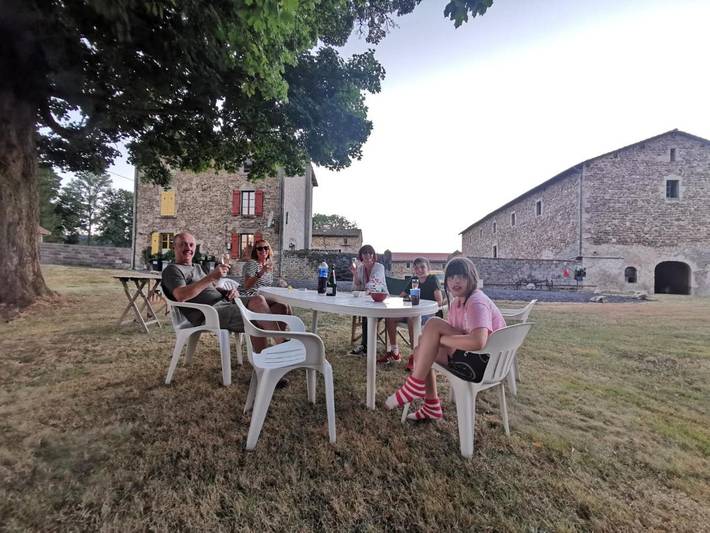 Gîte pour 6 personnes, avec terrasse ainsi que piscine et jardin, adapté aux familles à Saint-Genès-la-Tourette