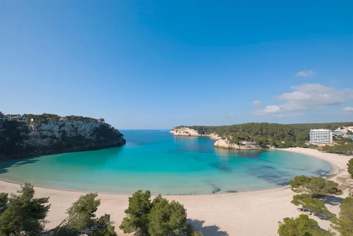 Hôtel pour 3 personnes, avec jacuzzi et bassin pour enfant ainsi que piscine et jardin - 1