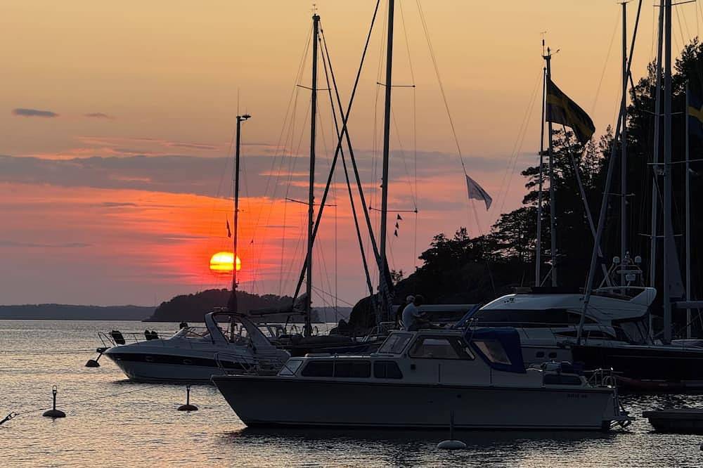 Enjoyable 3-bedroom boat in charming Stockholm for a unique stay in Nacka, Schwedische Ostsee
