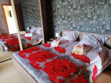 Gîte pour 6 personnes, avec bassin pour enfant et vue ainsi que jardin et piscine, animaux acceptés à Chiny