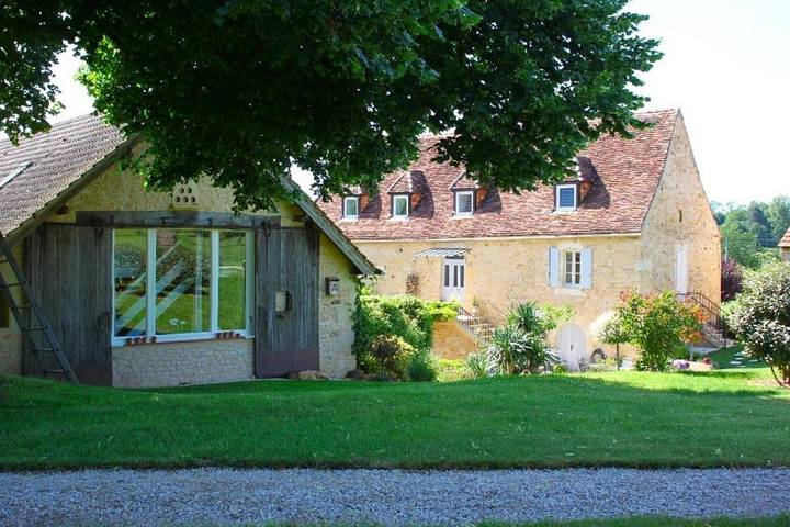 Gîte pour 10 personnes, avec Terrasse et Jardin ainsi que Piscine et Vue à Rouffilhac