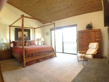 Vacation Home for 16 Guests in Moonridge, Big Bear Lake, Picture 3