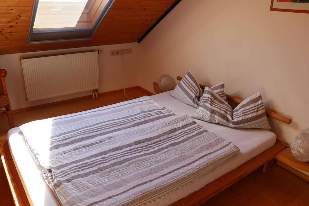 Entire apartment, Panoramic mountain view, rural area, grand playground, garden house with Bbq in Untrasried, Bavarian Swabia