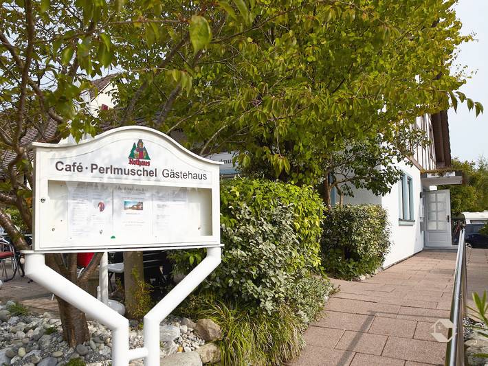 Ganze Ferienwohnung, Gästehaus Café Perlmuschel - Ferienwohnung Sonnendeck, 35 qm, 1 Schlafzimmer, mit Balkon in Strandbad Iznang, Moos