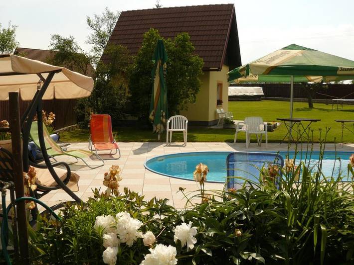 Ferienwohnung für 8 Personen, mit Pool und Garten, mit Haustier