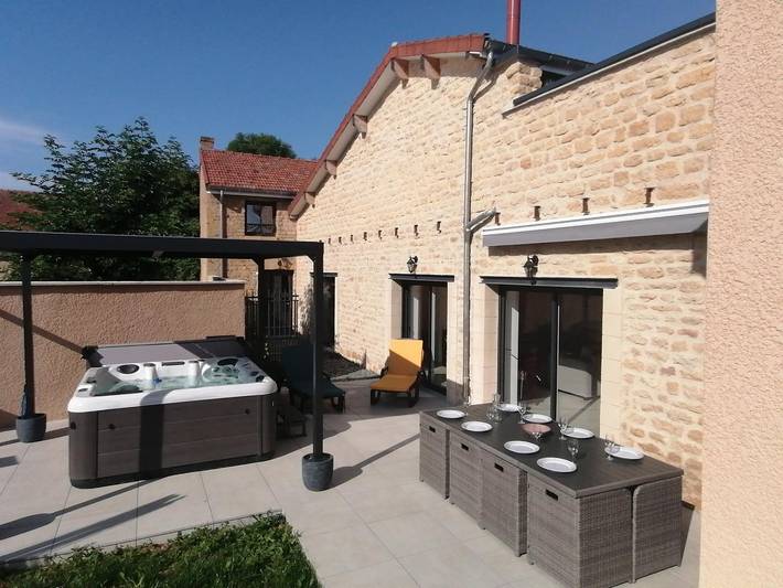 Gîte pour 8 personnes, avec Jacuzzi et Terrasse ainsi que Jardin et Sauna