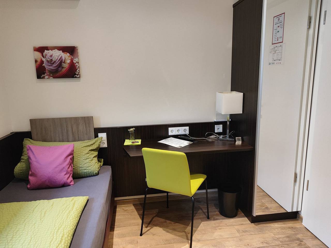 Gästehaus Stock - Zimmer "Sahnehäuble" liegt nach hinten zum Garten. in Friedrichshafen, Region Bodensee-Oberschwaben