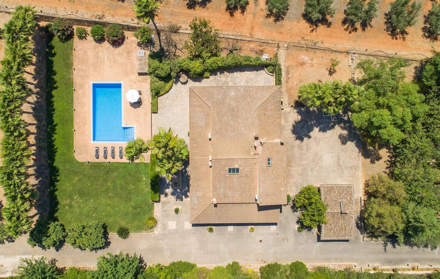 Ultimate Vacation Oasis with Pool and Kitchen in Llubí, Majorca Center