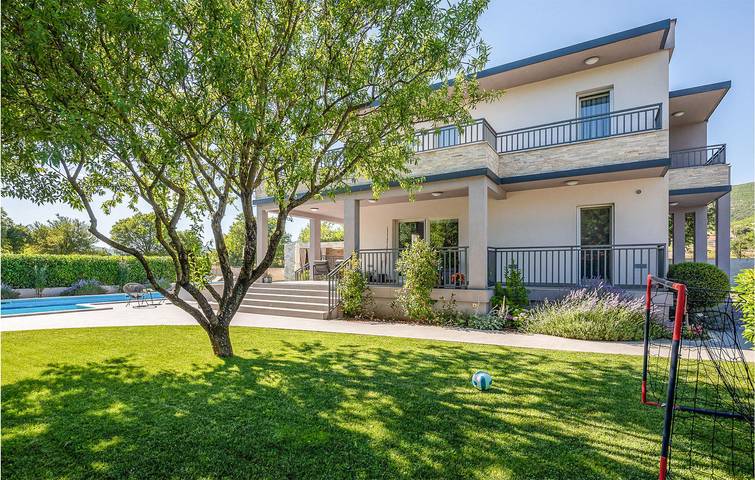 Geräumige 2-Zimmer-Wohnung mit Pool, WLAN, Küche und Parkplatz in Dalmatinisches Zagora