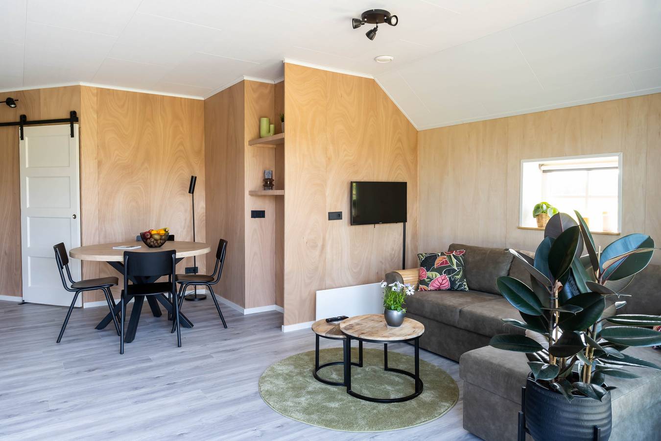 Gemütliches Ferienhaus am Wasser, mit eigener Terrasse, in Nationalparks Weerribben-Wieden in Nationalpark Weerribben-Wieden