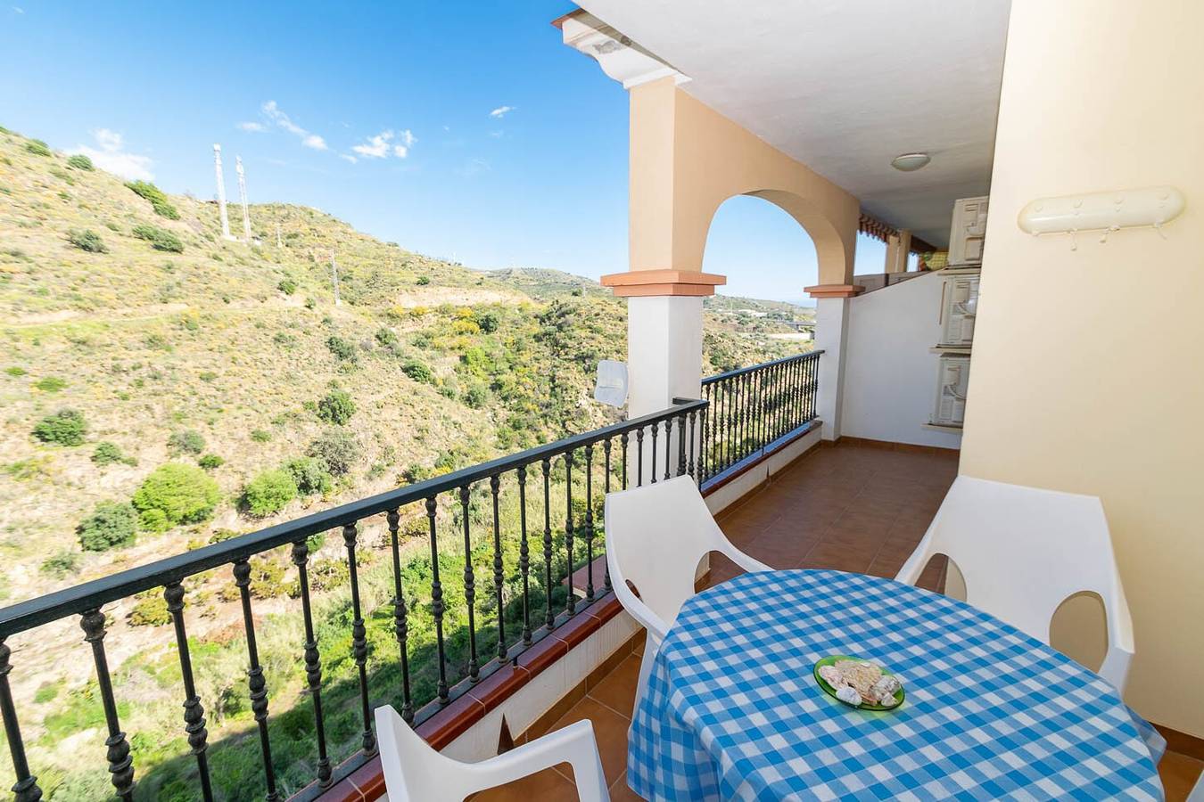 Entire apartment, Central Apartment in Torrox Pueblo with Mountain Views, Wi-Fi, 2 Bathrooms in Torrox Pueblo, Torrox