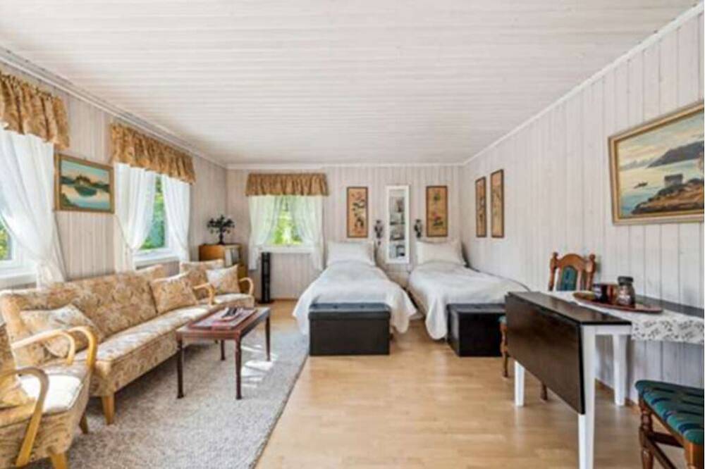 Charming 2-bedrom Hemingway-Annex at welcoming Hardwood-Hideout 4U in Tromsø in Tromsø