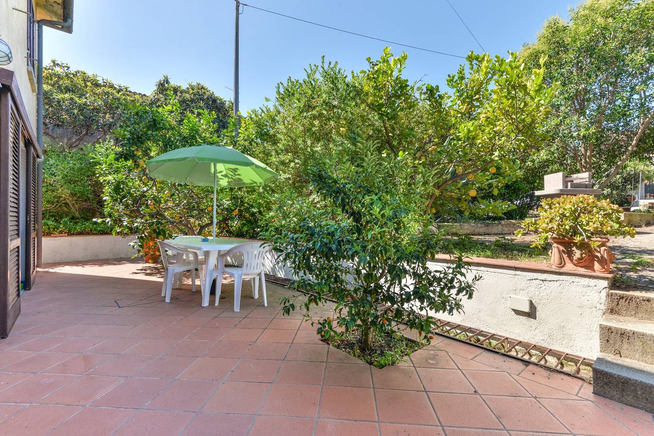 Entire studio, Studio Apartment 'Monolocale Nel Verde' with Private Terrace, Shared Garden and Wi-Fi in Marciana Marina, Elba