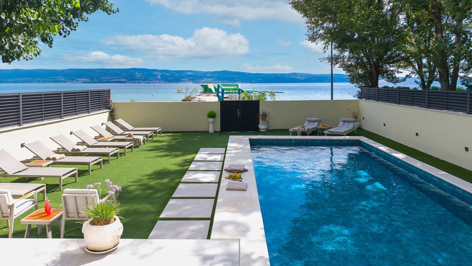 Strandvilla Erce mit privatem, 40 m2 großem, beheiztem Pool, einem Fitnessstudio, 7 Schlafzimmern mit Bad, einer Dachterrasse und 2 Wohnbereichen in Dugi Rat, Omis-Riviera