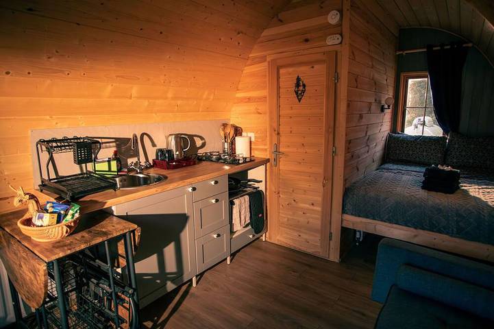 Dalwhinnie, Off-Grid Cabin in Woods: Dalwhinnie. Pet Friendly! in Regio Fife
