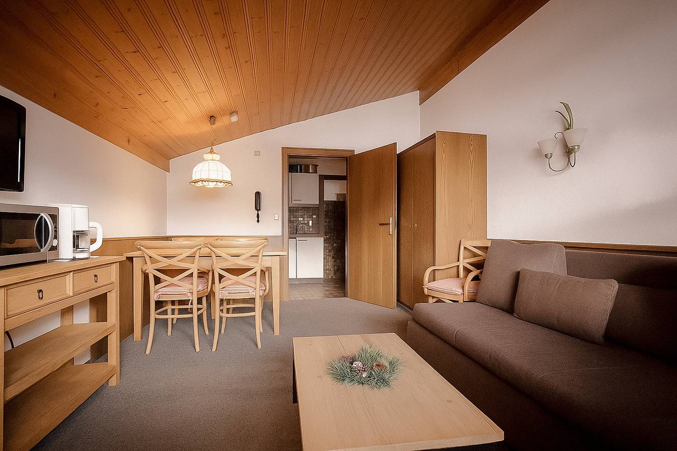 Ganze Ferienwohnung, Alpenchalet - Dachgeschoß-Apartment mit Süd-Balkon und Bergblick in Reit im Winkl, Bayerische Alpen