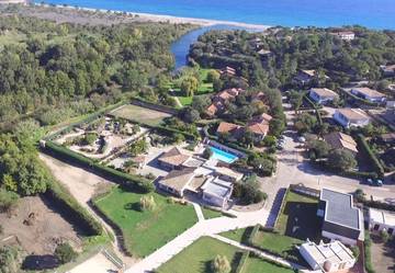 Cottage pour 2 personnes, avec piscine ainsi que jardin et vue dans Plage De L Ovu Santu