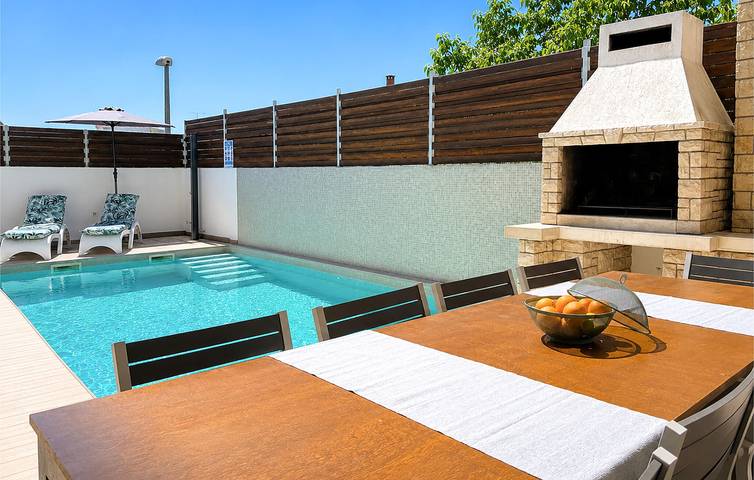 Reizende 190 m² große Wohnung mit Pool, Küche und 300 m Entfernung zur Terra Istrana in Pula-Medulin, Pula