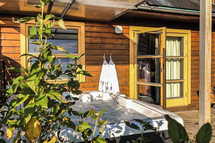 Chalet for 6 people, with hot tub in Loch Lomond