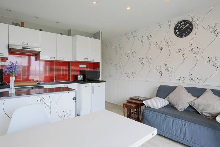 Entire apartment, Seafront Apartment with Sea View, Private Terrace, and Wi-Fi in Les Rosaires, Plérin