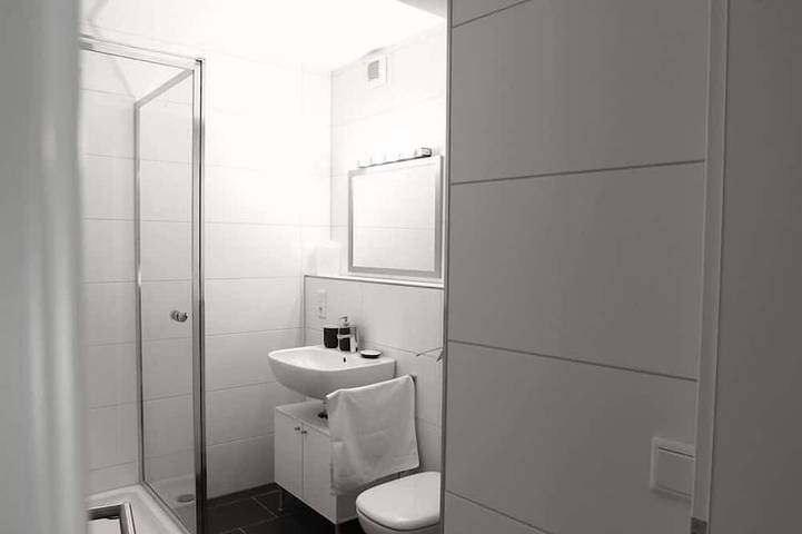 Appartement entier, Moderne-Location- 1 Anna Iff-Vue ville-Salle de bain privée in Würzburg, Région viticole de Franconie