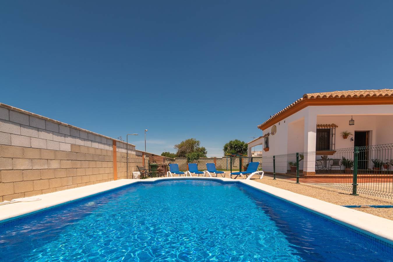 Encantadora casa con piscina, terraza, jardín y Wi-Fi; Mascotas permitidas, estacionamiento disponible in Conil de la Frontera, Costa de la Luz