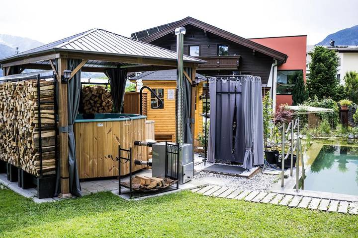 Gîte pour 2 personnes, avec Terrasse et Jacuzzi ainsi que Jardin et Piscine à Wiesing