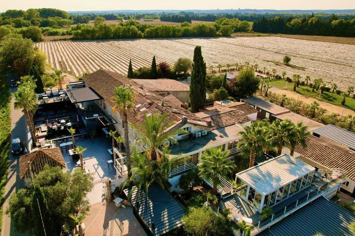 Chambre d’hôte pour 3 personnes, avec Jacuzzi et Terrasse ainsi que Jardin et Bassin pour enfant