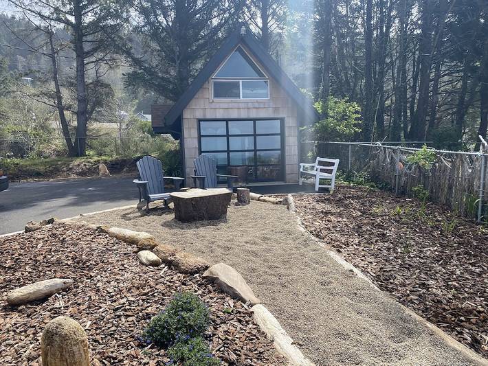Vacation rental for 17 people, with hot tub and yard in Yachats