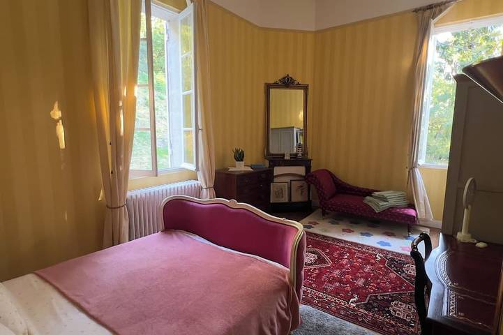 Superb 4-bedroom Chateau in a private setting of 4 hectares of woodland. in Coutras, Región de Libourne