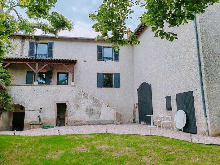 Location de vacances pour 2 personnes, avec Terrasse ainsi que Jardin et Vue à Chiroubles