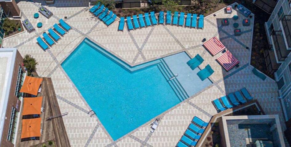 Apartment for 4 people, with pool and yard in Charlotte