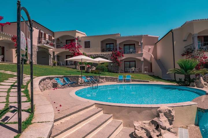Appart’hôtel pour 4 personnes, avec vue ainsi que jardin et piscine
