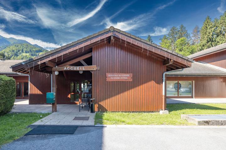 Entire apartment, Apartment 'La Louve' with Mountain View, Shared Pool and Shared Terrace in Samoëns, Bonneville region