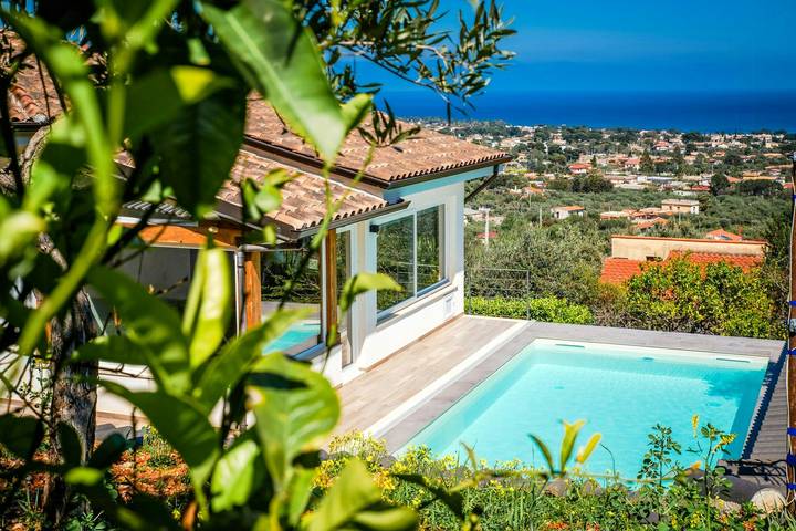 Luminosa villa frente al golfo con piscina in Carini, Provincia de Palermo